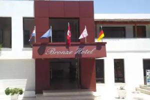 Bronze Hotel, Guembet