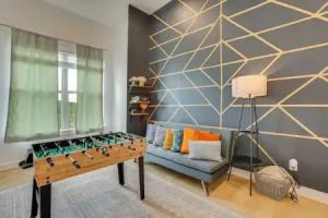 < 2 Mi to Dtwn! Group Escape w/ Hot Tub in Apartments, Houston