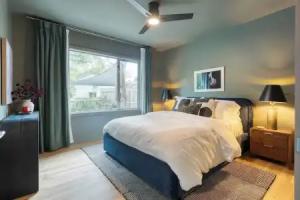 Modern Home w/ Pool, Putting Green & Coffee Nook Townes Retreat by Avantstay Tourist base, Austin