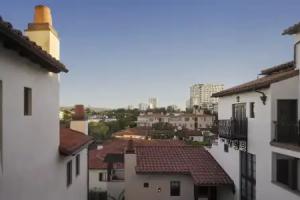 Plaza la Reina, Los Angeles