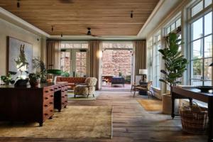 The Pinch Hotel, Charleston