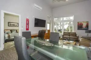 SoLo Suites, Victoria