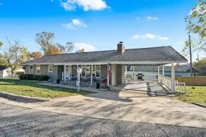 Branson Downtown Beauty - 4 BDR Home Sleeps 15 Tourist base, Branson