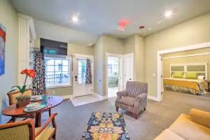 Steps to Landing: Cozy Downtown Cottage!, Branson