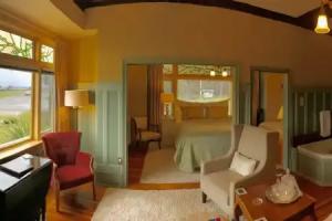 Dashwood Manor Seaside Bed & Breakfast Mini-hotel, Victoria