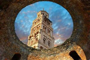 Awesome Stone House, Split