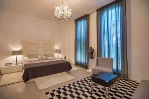 Contemporary Villa 5 bedrooms, huge plot, private pool, short distance beach, Marbella