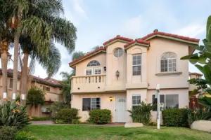 WanderJaunt | Emerald St Townhomes Tourist base, San Diego