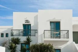 Mr & Mrs White Tinos, Tinos Town