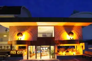 Sun City Apartments & Hotel, Side