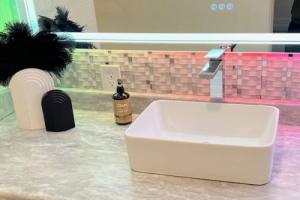 Deco Studio Retreat With Fireplace, Wifi, Queen Bed, Reno