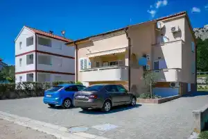 Apartment Pirun, Baska