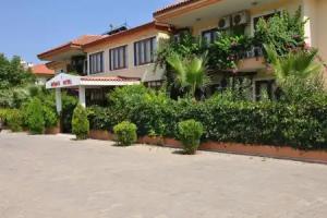 Moms Hotel, Kemer