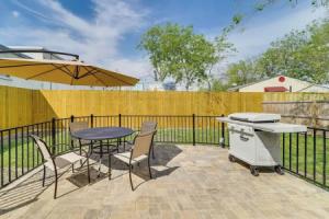 Sunny Home Near Downtown: Pets Welcome Tourist base, San Antonio