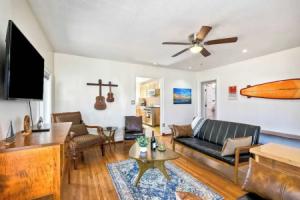 Vintage Beach Bungalow - For 6! Cottage, Carlsbad