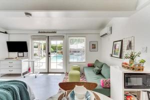 5 Blocks to El Paseo: Casita w/ Pool Apartments, Palm Desert