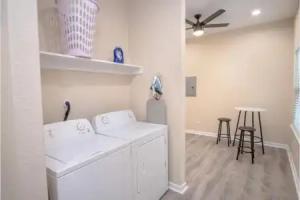 Beautiful Fenced 3BR 2BA Near Exciting Downtown Tourist base, San Antonio