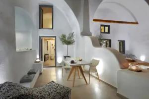 Callia Caves - Adults Only, Fira