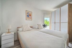 A 2 Luxury apt w big Balcony, 4 min Walk to Beach Apartments, Split