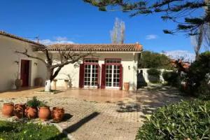 Mediterenian house with beautiful garden, Karlovasi
