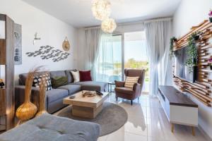 Lemon Tree 1-BR Apt & Pool in Livadia Apartments, Livadhia