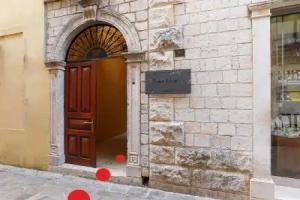 R Club Apartments Old Town Hotel, Budva