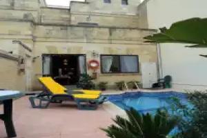 Grotto's Paradise B&B, Gharb