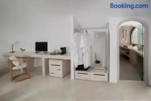 Antithesis Apartments, Fira
