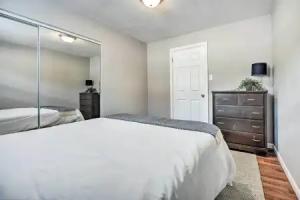 Cozy Retreat < 2 Mi to Notre Dame! Apartments, South Bend