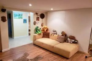 Surrey chic 2 bdrm basement unit Hotel, Surrey