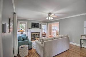 Charming Bungalow w/ Furnished Deck! Cottage, Tulsa