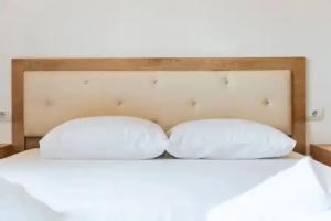Hillside Apartment Gjirokast r 2 2BR With Balcony, Gjirokaster