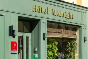 Midnight Hotel, Paris