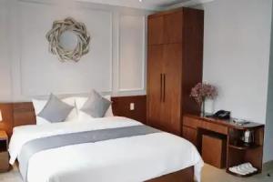 The Confetti Hotel, Halong