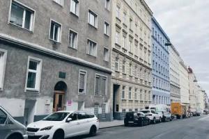Space One - Sleeps 7 - Affordable & Central Apartments, Vienna