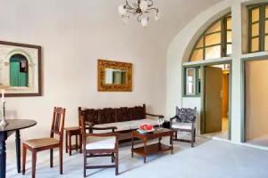 Lava Suites and Lounge, Fira
