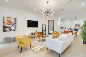 Modern Home w/ Yard, 3 Mi to Toyota Center Tourist base, Houston