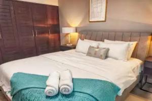 SuperHost - Fountain View Stylish Apt With Spacious Terrace Apartments, Dubai