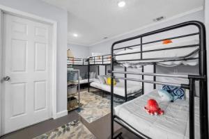 Canal Front Beach Home, Private Pool Tourist base, Flagler Beach
