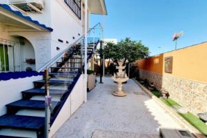 Charming Upper Bungalow With Terrace and Communal Pool in Cottage, Torrevieja