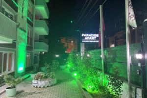 Paradi̇se Apart, Gorukle