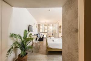 Beachfront w SeaView In a beautiful bldg Apartments, Herzliya