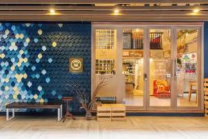 Kinnon Deluxe Hostel Coworking Cafe, Bangkok