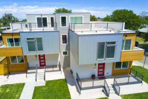 Built in 2017 Luxurious 4 BR home in DT Apartments, Aurora