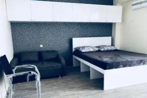 Tini's Apartment, Gonio
