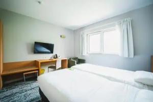 Utopia Hotel, Mons