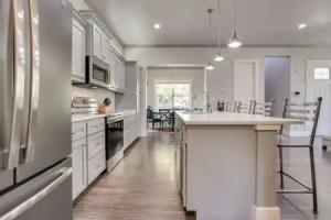Modern Home < 1 Mi to Dwtn & Riverwalk Tourist base, San Antonio