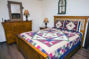 Elkhorn One Bedroom Condo with River View from Deck and Walking Distance to - #3262 by RedAwning, Estes Park