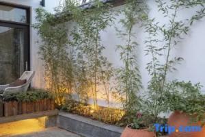 Floral Lux Hotel · living in another courtyard (Lijiang ancient city light luxury store), Lijiang