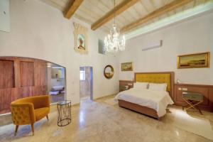 Room-ta' Karmenu - An 800 Year old Moder, Mdina